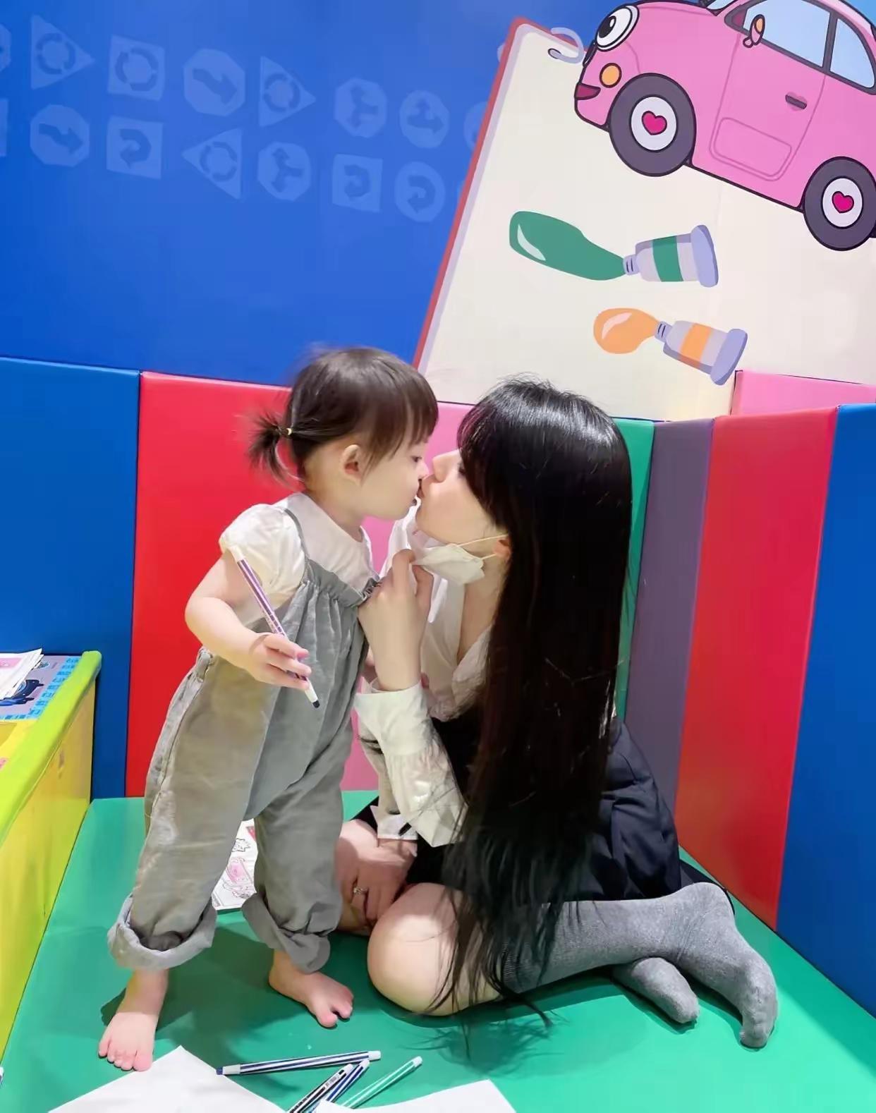 温馨亲子时光，宝宝和妈妈一起画画，童真满满！🎨👩‍👧‍👧