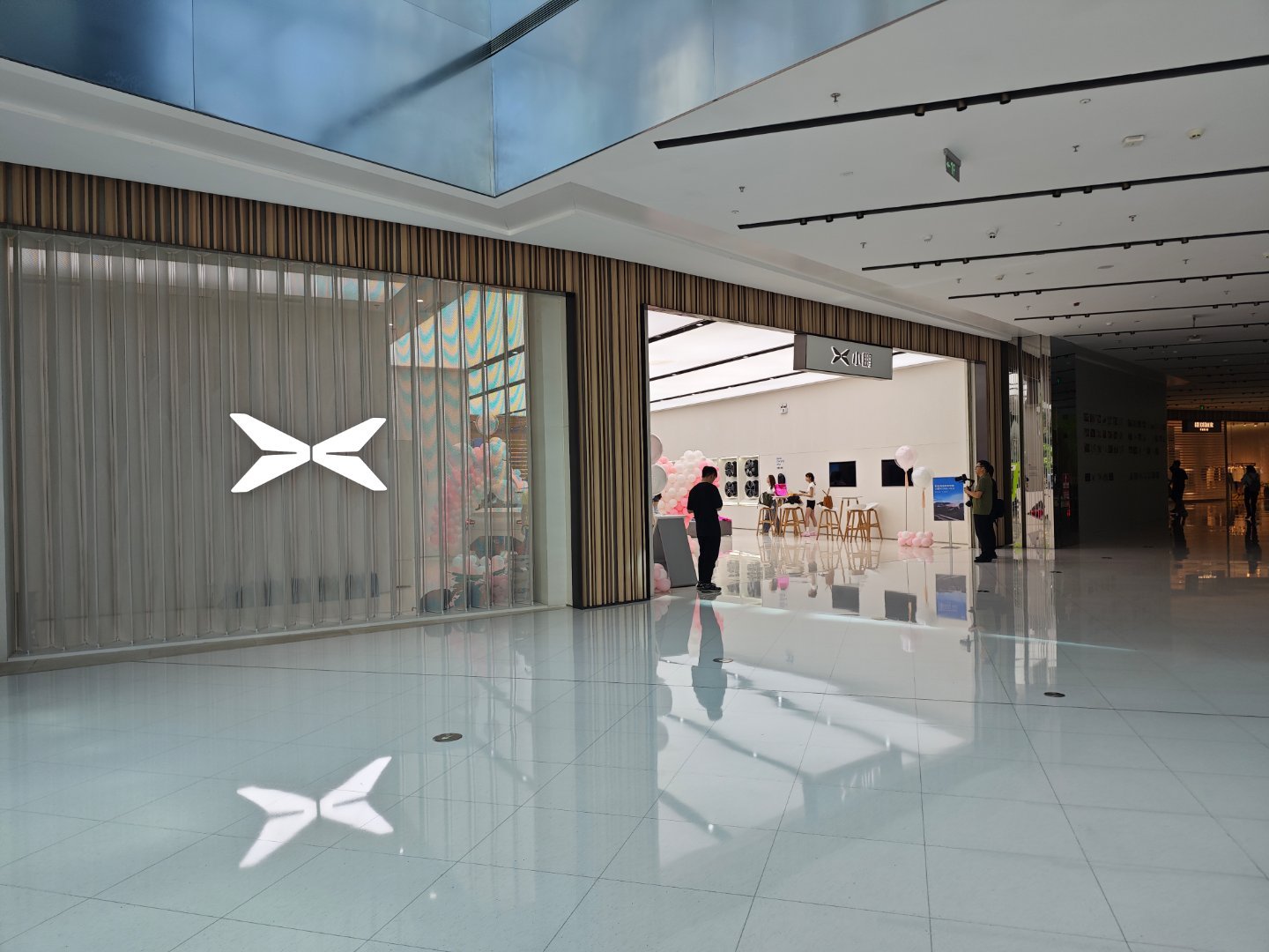 今天是小鹏MONA的全国先享品鉴会，接下来车辆会陆续到达全国门店，各位可以到线下