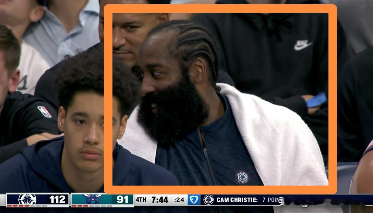 快船老将哈登终于喜笑颜开了！在今天快船客场挑战黄蜂的比赛中，当时比赛进行到了第四