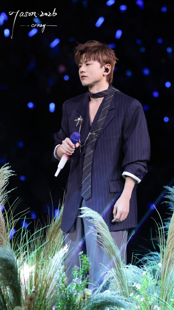 张杰张杰体力也太好了吧 谁懂啊！张杰唱跳一整场不带喘的，这体力我真的服了！张杰未