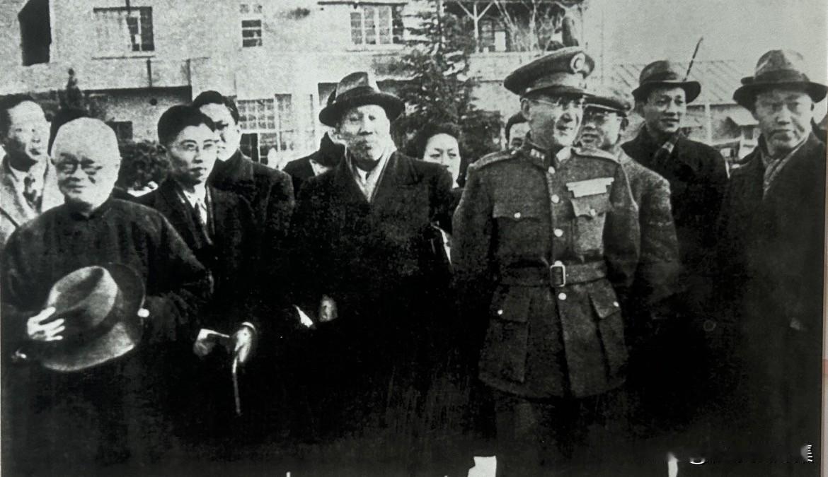 1946年，周恩来、董必武领导办事处工作人员，为宣传和平民主主张，发展爱国民主统