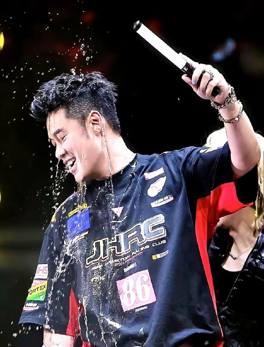 陈赫突然不演戏了？​被鹿晗演唱会一桶水浇头，镜头里的陈赫笑得像个孩子。​可很多人