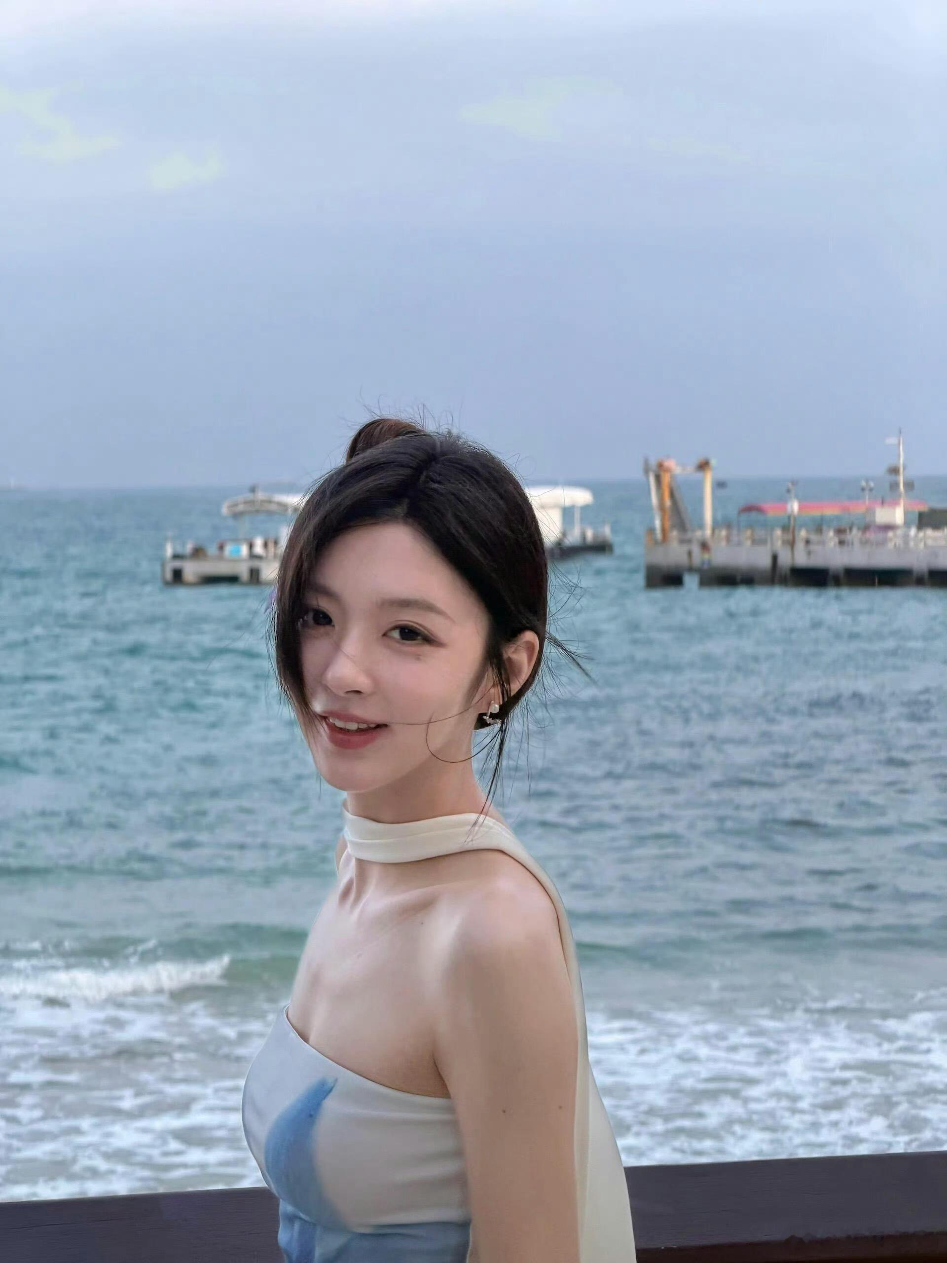 柳柳真的很典型的小鹿系长相，好甜半熟5柳柳去过边伯贤签售会