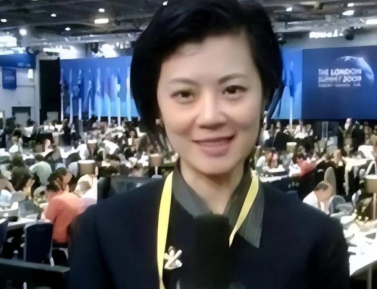 我愿意放弃中国国籍，自愿加入英国！2004年，34岁的姜丰在入籍申请书上签下名字