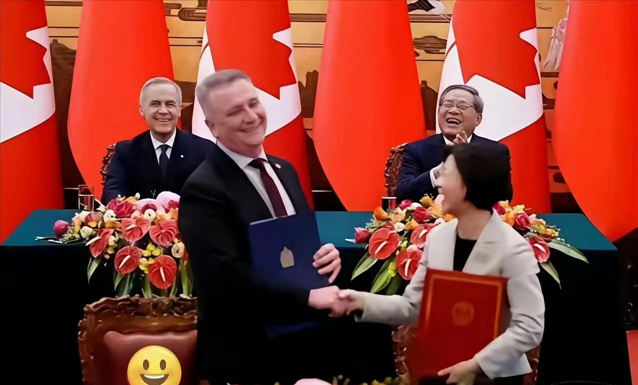 足以载入史册的一张照片！刷到新加坡《联合早报》那张中加签约现场图，我直接乐了。镜