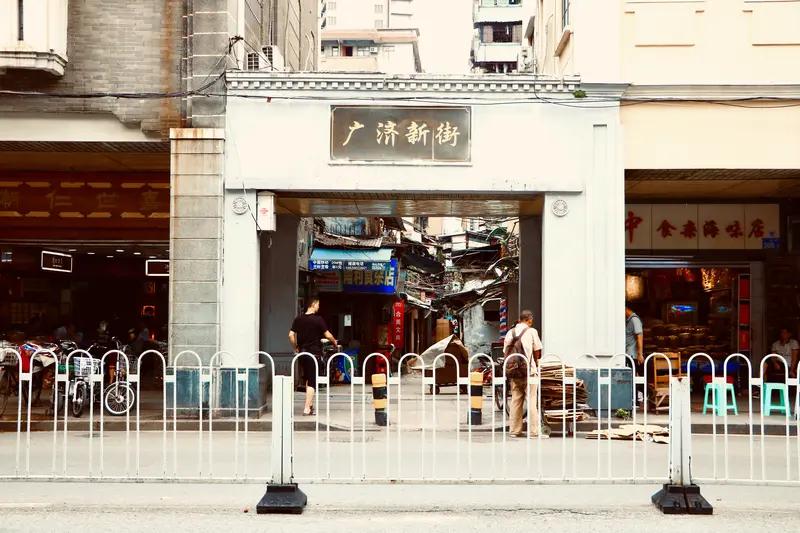 广东堪称文化大拼盘，有广府、客家、潮汕三大民系。外界常以“岭南文化”笼统概括，可