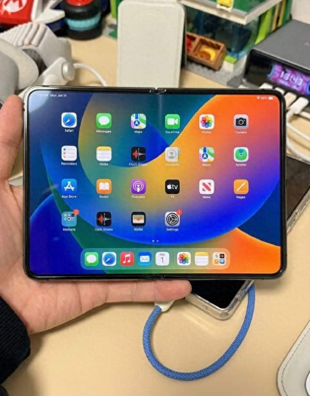 苹果首款折叠屏15999起售！三星急了：抄了我7年的剩饭？