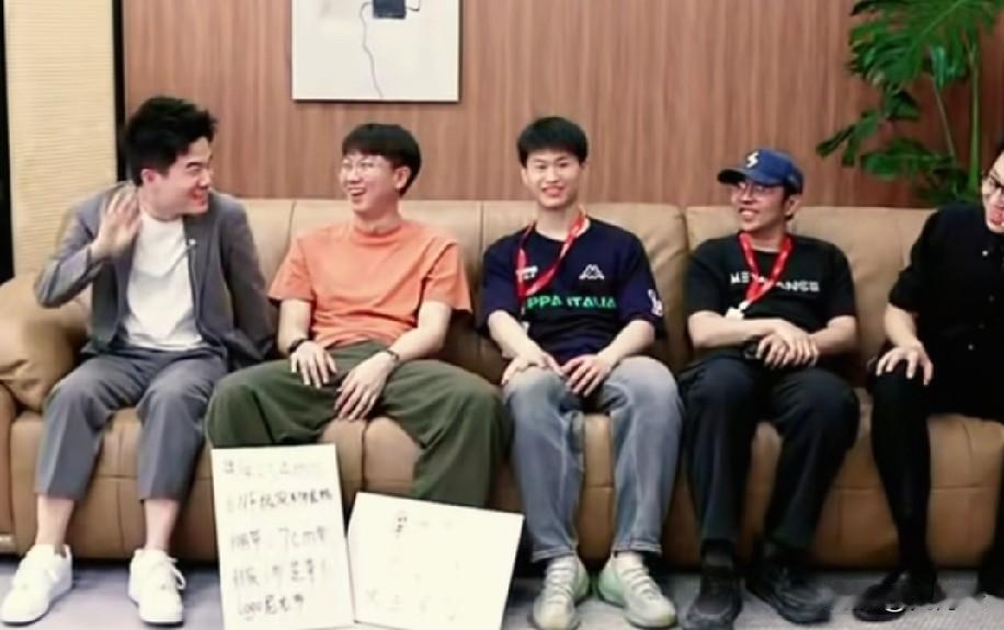 就说这样的工作氛围羡慕不羡慕吧！和老板一起排排坐，不仅不用顾及老板的感受，老板还