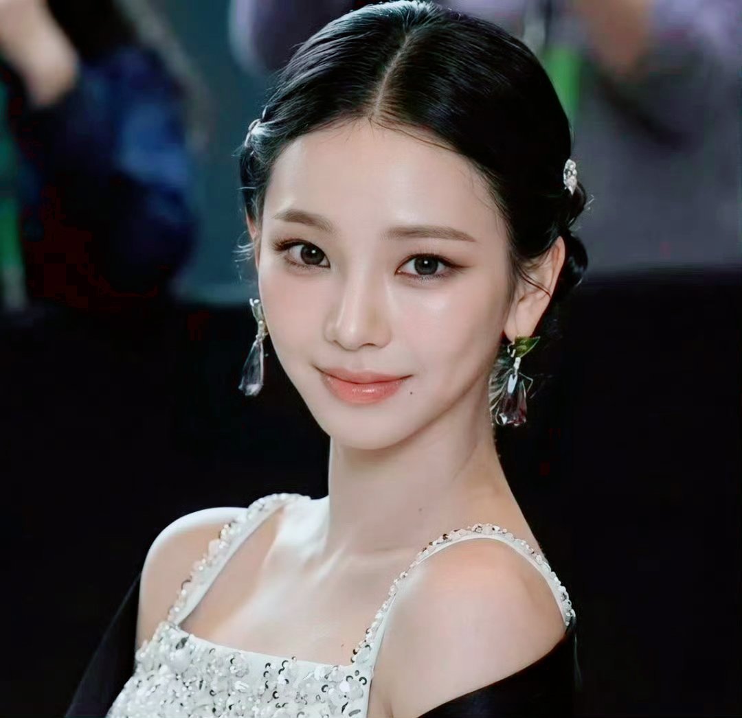 宁艺卓拖尾黑纱裙metgala红毯 同为aespa成员，宁艺卓与柳智敏的造型，你