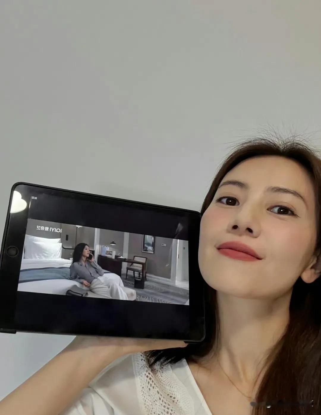 高圆圆晒自拍称自己在“追”绝密较量的赵亚苧，不得不说姐无论是剧里剧外都美的有点过