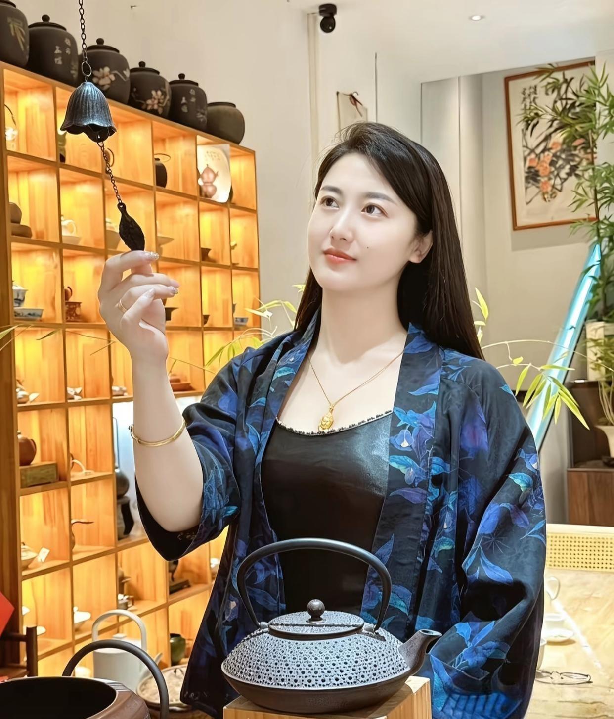 我本后山人，因缘入凡尘，
渡的一人醒，随我共菩提！