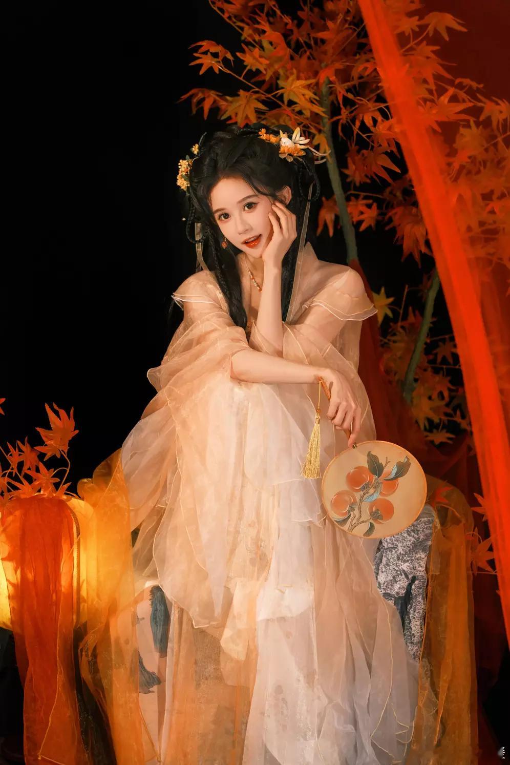 分享娱乐[超话]分享娱乐 段艺璇穿汉服可爱娇憨 ，手持油纸伞温柔灵动 ​​​