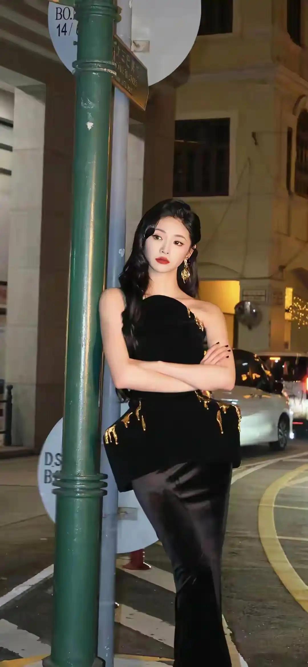 张碧晨和单依纯你更喜欢听谁的歌都市夜色下的优雅黑裙，尽显时尚魅力！🌃✨