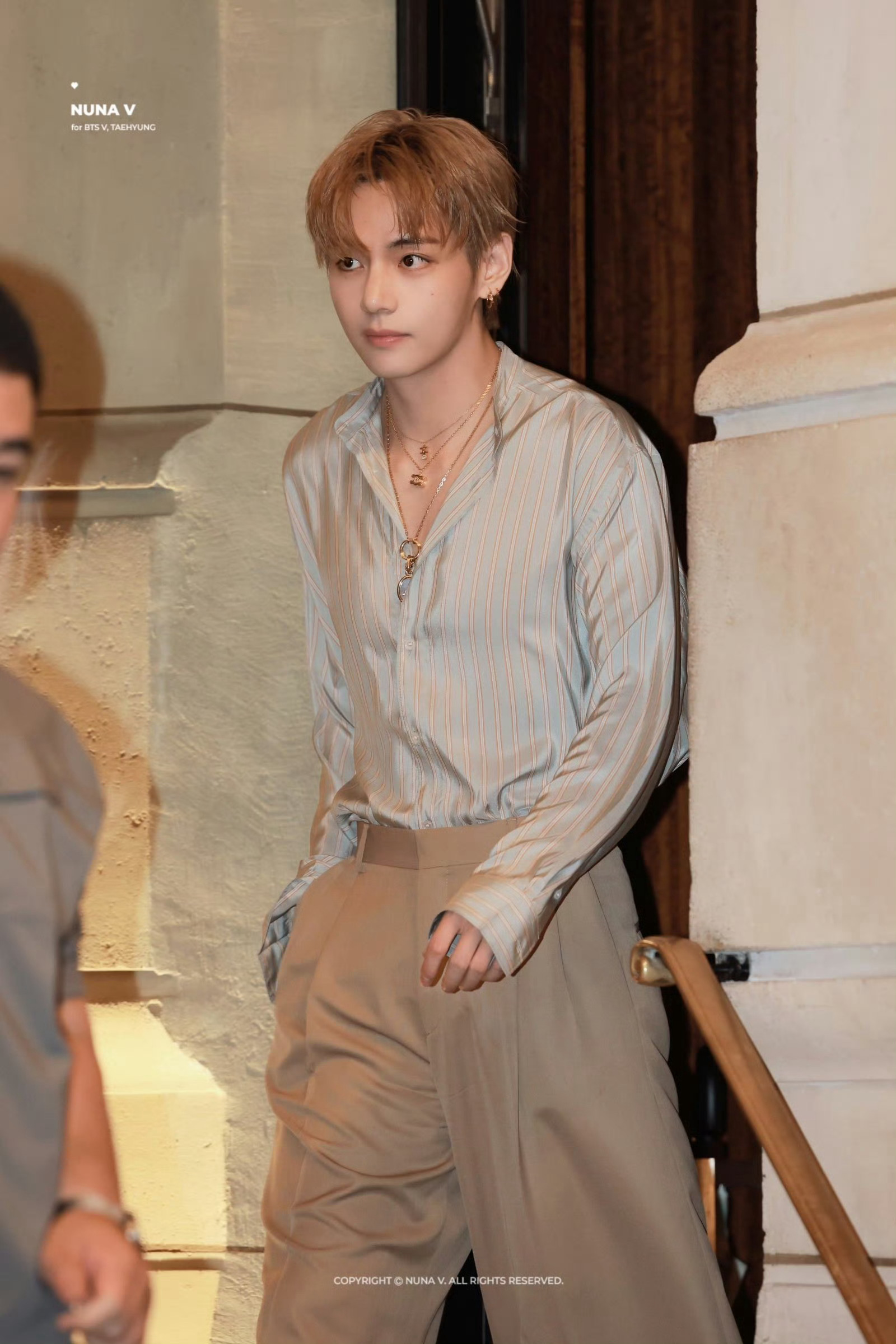 金泰亨 × CELINE 本季巴黎男装周 三组造型 📸金泰亨太适合红色了男装周