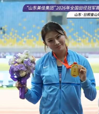 美女吴艳妮夺金牌！兴奋地与观众合影

2026年6月26至28日，全国田径冠军赛