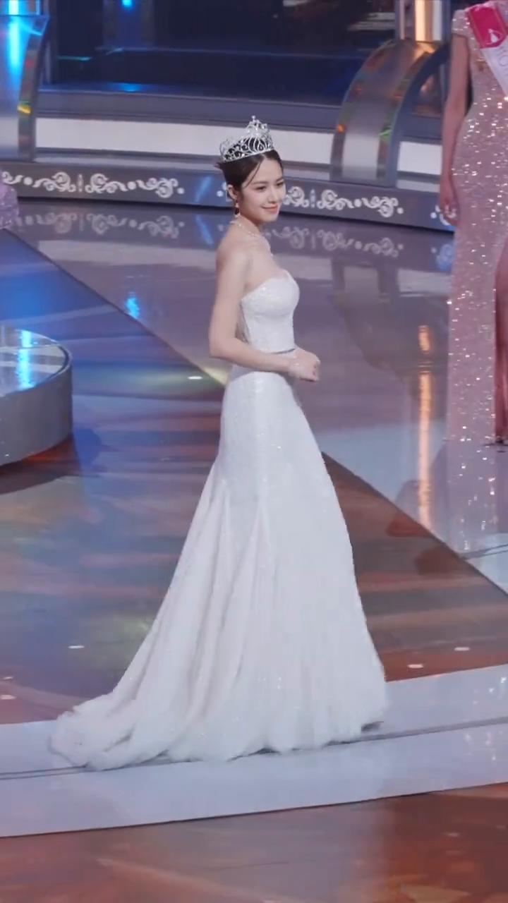 有请二零二三年香港小姐冠军庄子璇。