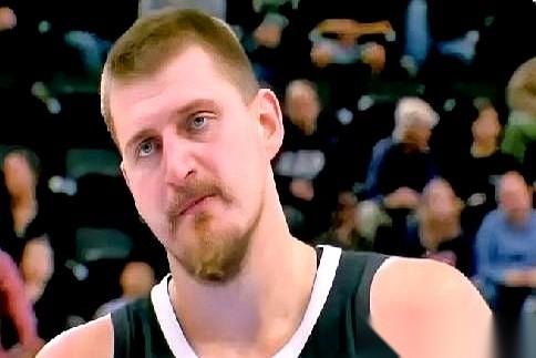 有些架，是不用吵的。
他今天就是这个意思。
第一节就抡圆了胳膊，直接给你干了25