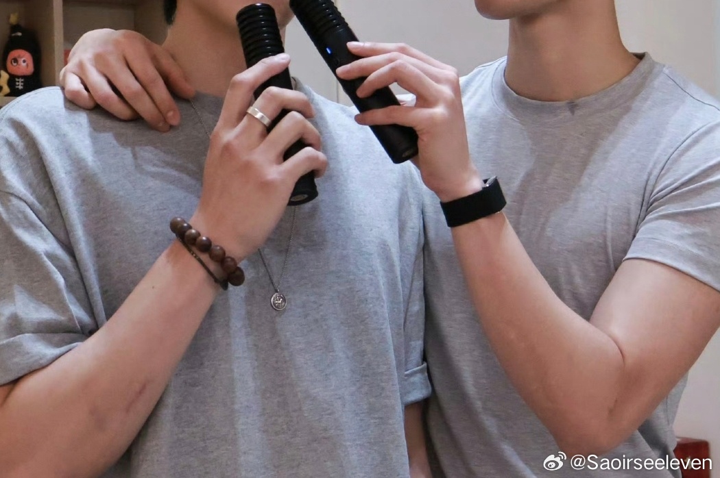 小伯真是好漂亮的手啊 ​​​