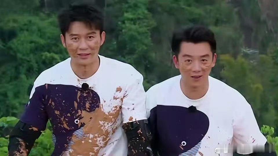 李晨郑恺背着跑男团去冲浪了 李晨郑恺这是趁大家不注意，偷偷去冲浪了啊。踩着冲浪板