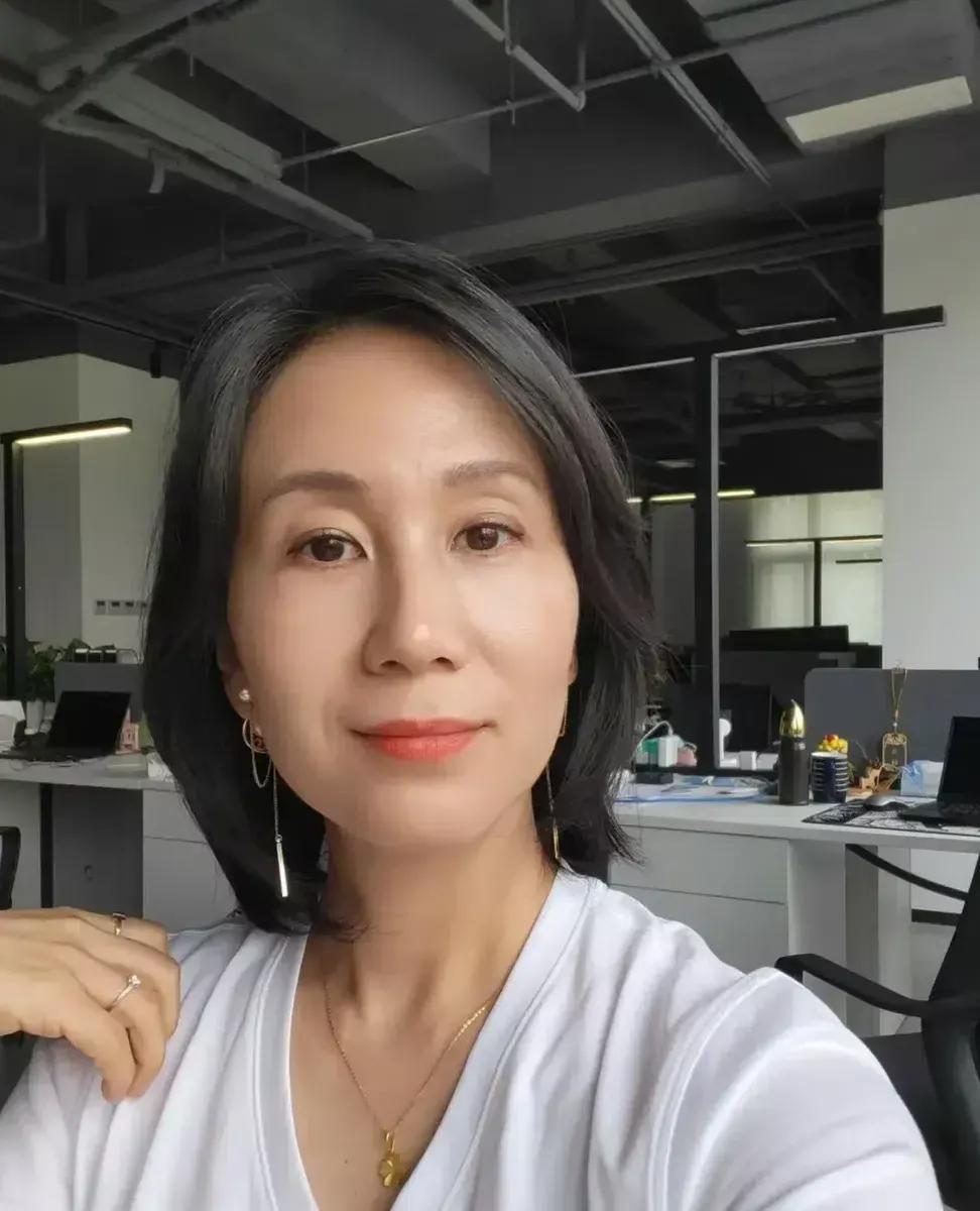 在外地工作的儿子提前回家了，让我意外的是当我带开门的时候，跟儿子一起回来的还有一