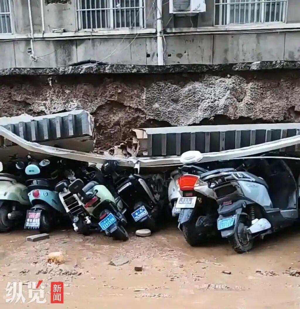 8 月 18 日，西安锦绣时代小区出现一处外围墙体垮塌状况。接连多日降雨渗透地基