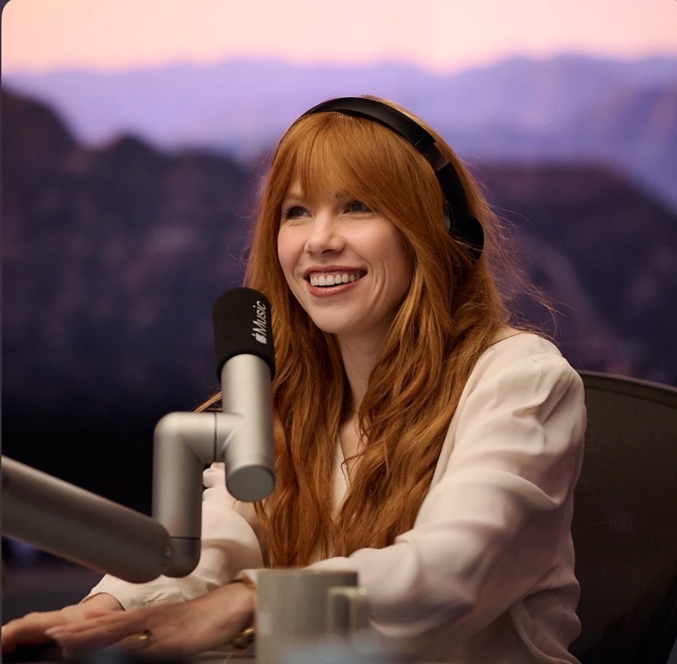 Carly Rae Jepsen 谈及自己并不太喜欢成为名人的经历：“我觉得在《