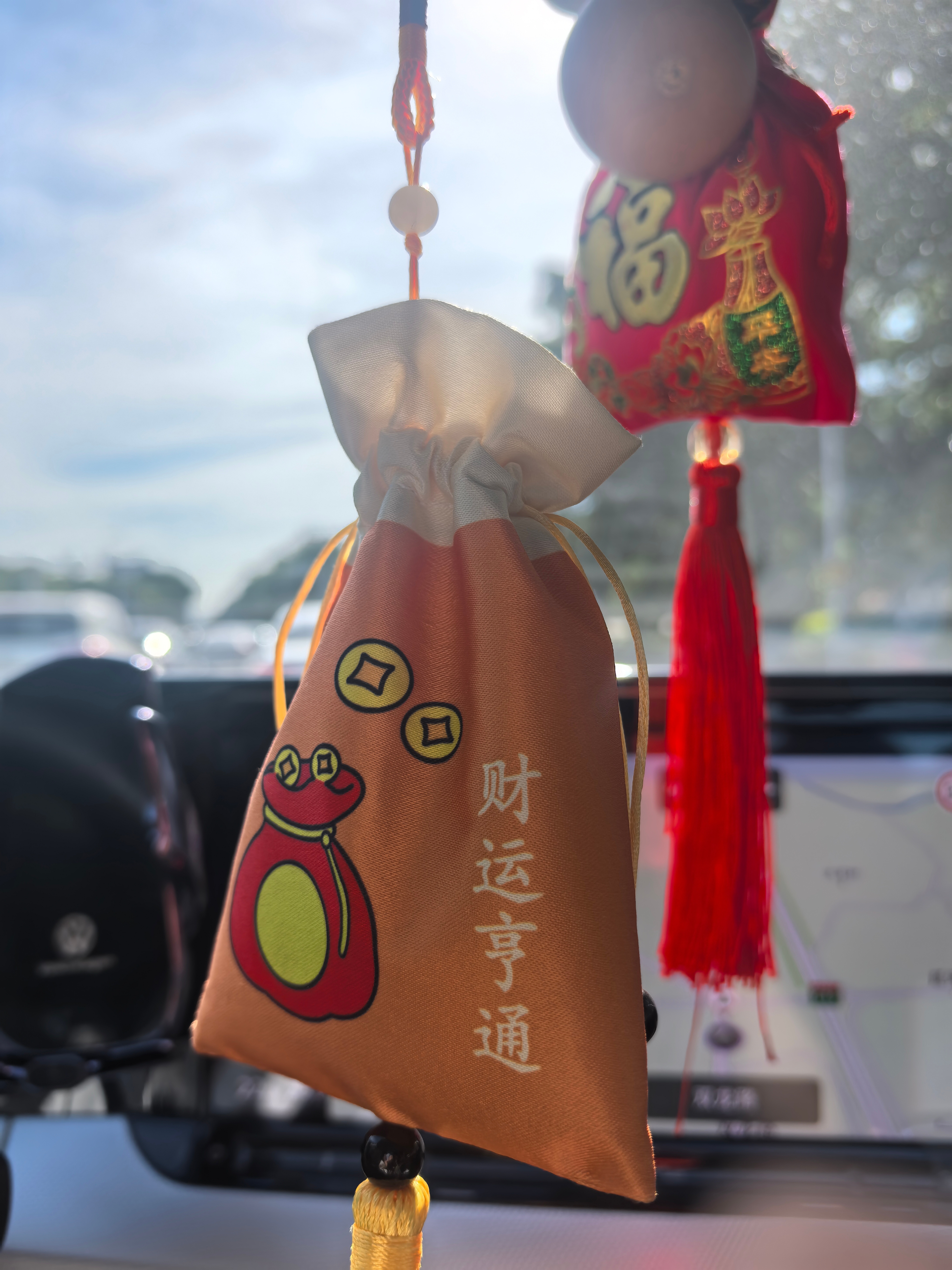 用牙粉刷个牙，洗完脸涂个三白膏，新的一天又开始了。 
