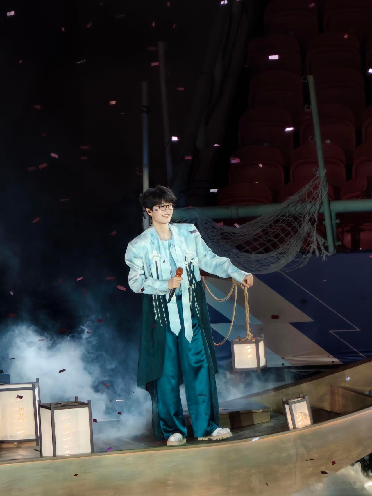 许嵩武汉上座率许嵩武汉两场上座率从MP3到体育场，从一个人听到和万人一起唱。许嵩