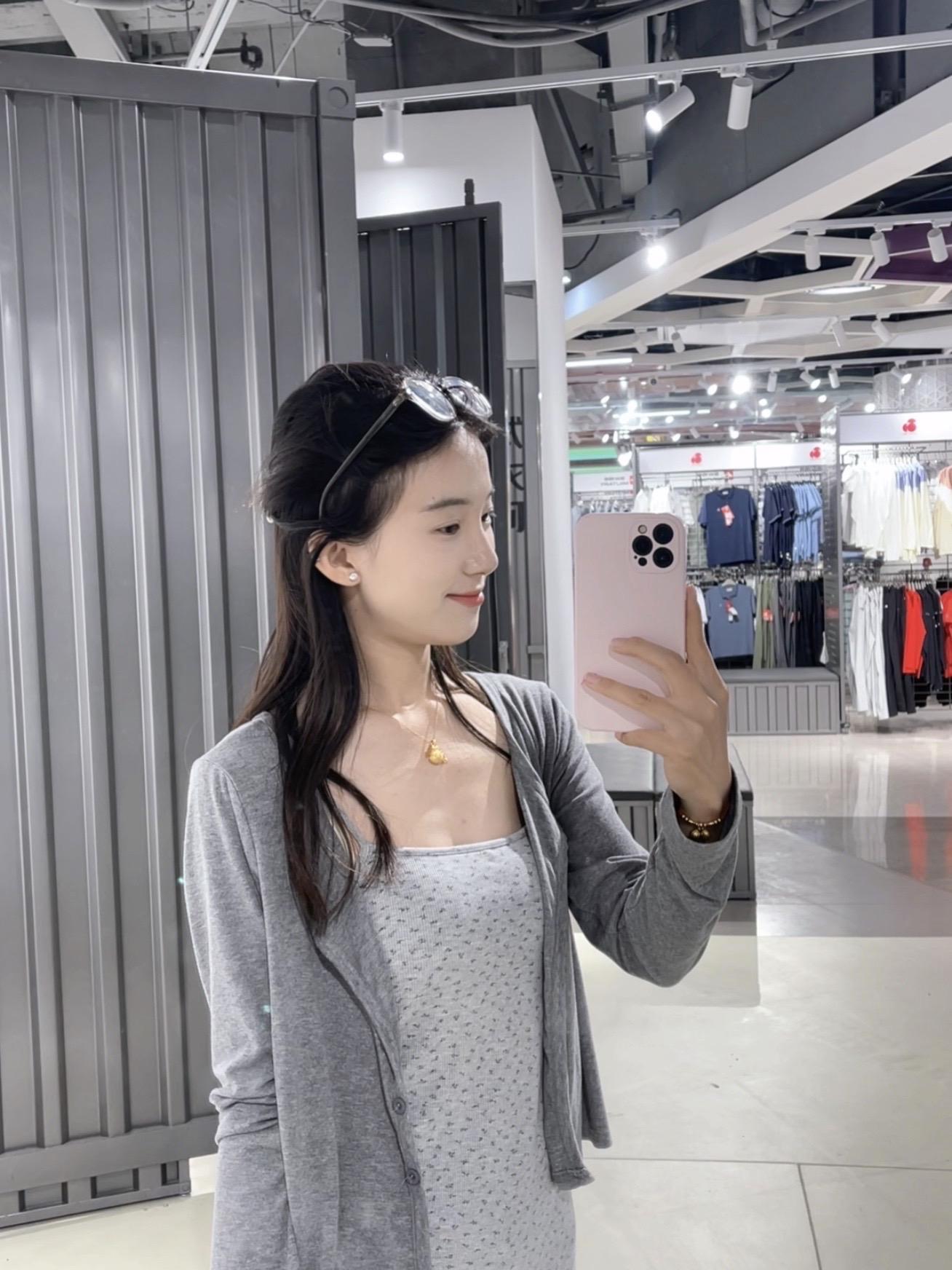 她一定比我成熟