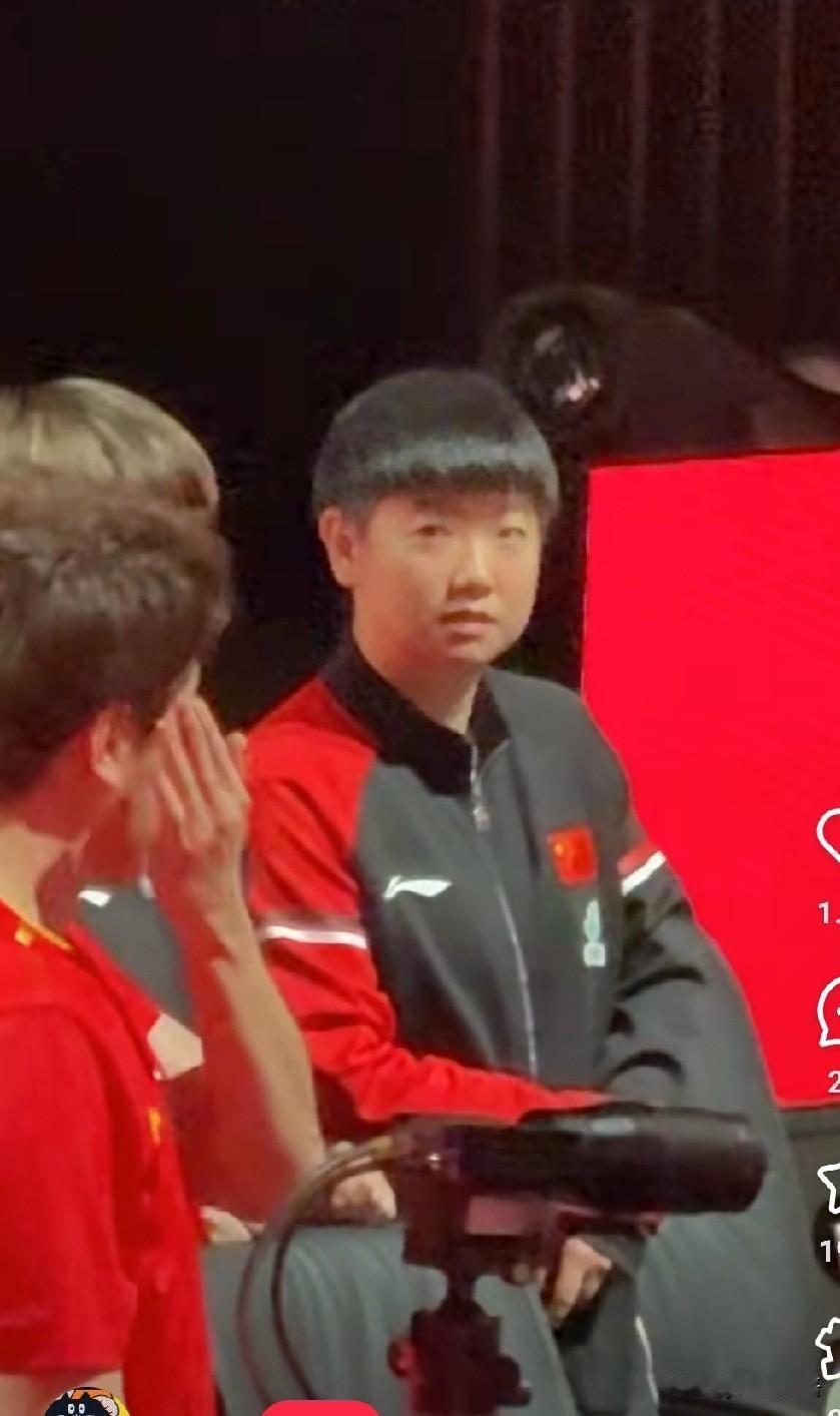 莎莎真的就是个很暖心的小女孩儿。
今晚的男单比赛大胖1-2小布，赛后走到场边，莎