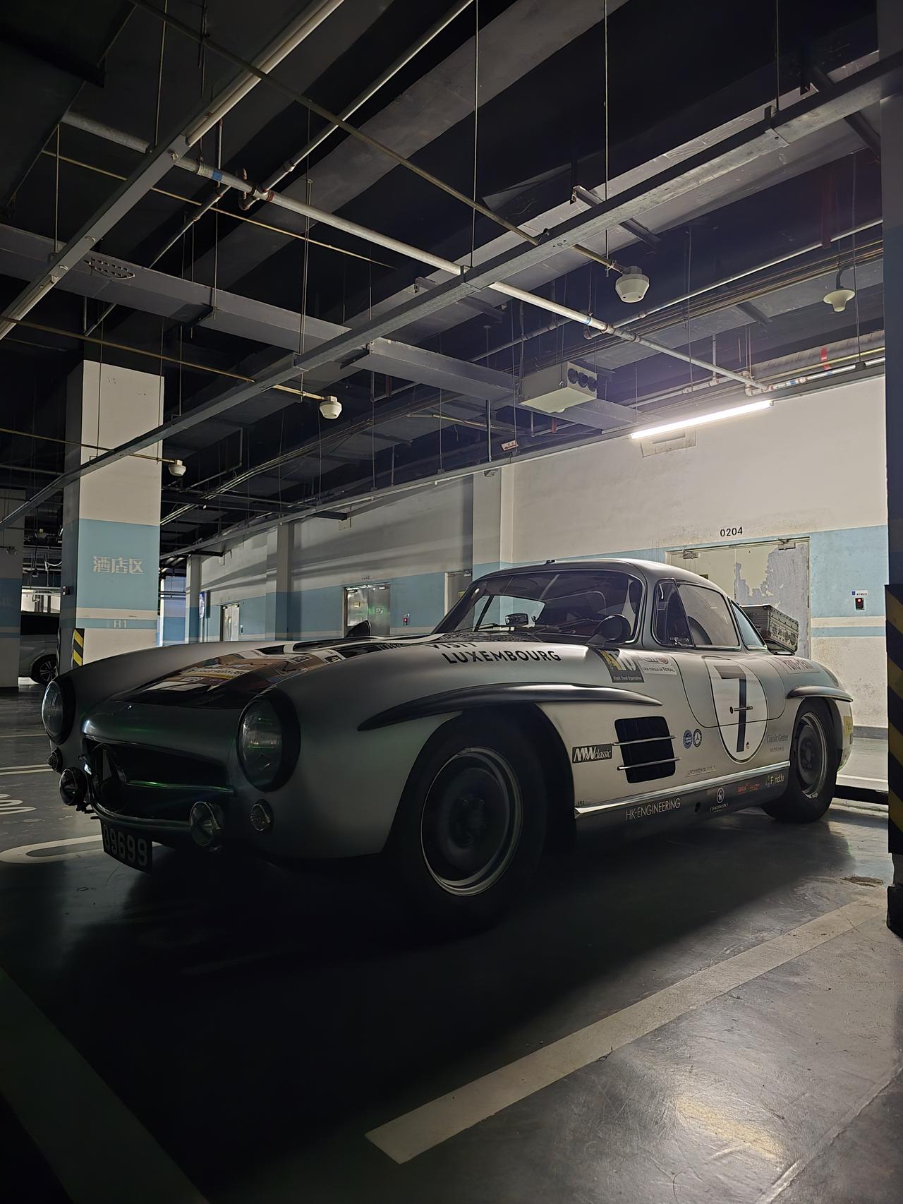 奔驰300SL“鸥翼”，经典传奇跑车，参加巴黎‑北京老爷车拉力赛。【来自懂车帝车