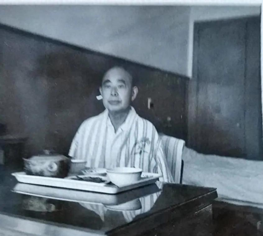 1974年，陈明仁住院时，留下一张就餐照，临终嘱咐后人：叶落归根

“这照片拍得