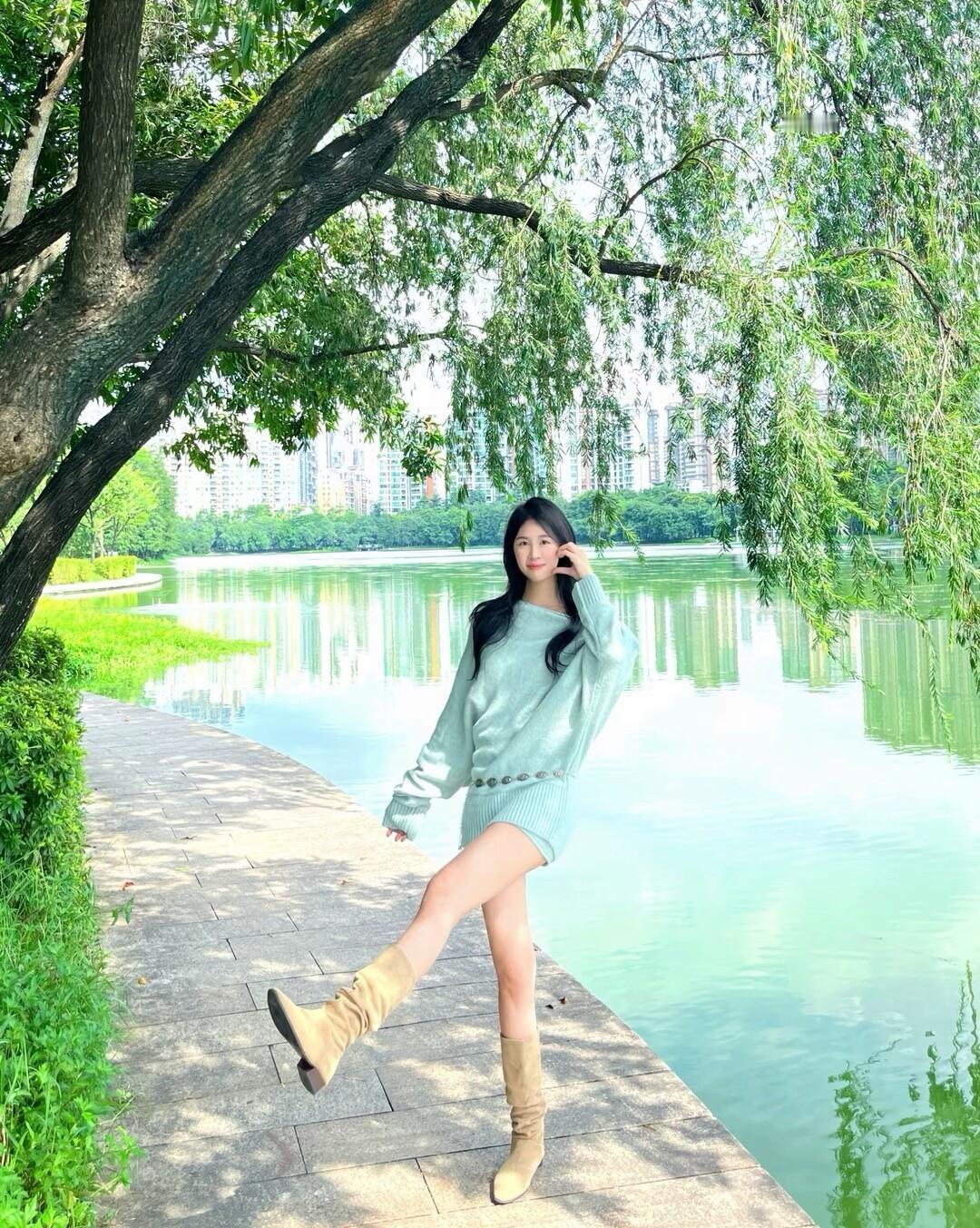 在湖边漫步，享受阳光与自然的美好时光🌞🍃