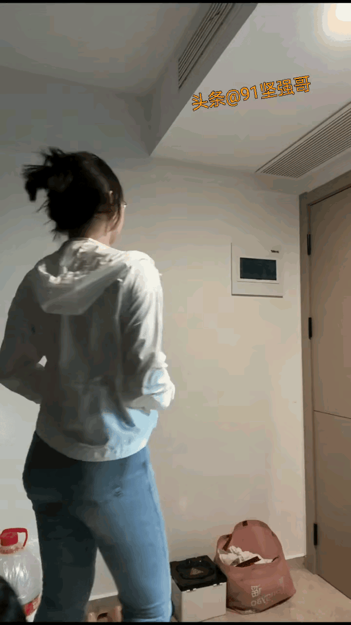 本来想着和老公温顺一下，可刚一下床，伸一下懒腰，背后一声妈妈，小家伙还是没睡着呢