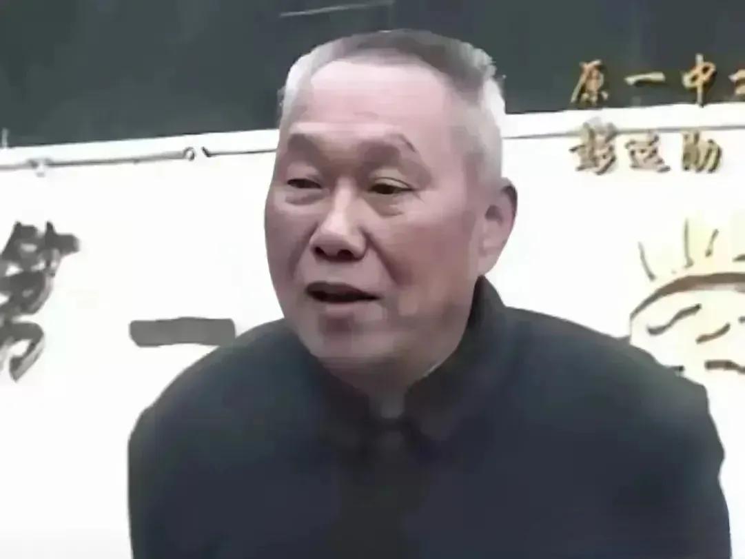 1993年夏，湖南宁乡。退休老校长彭选勋去朋友家串门，撞见厨房里一个瘦弱女孩正蹲