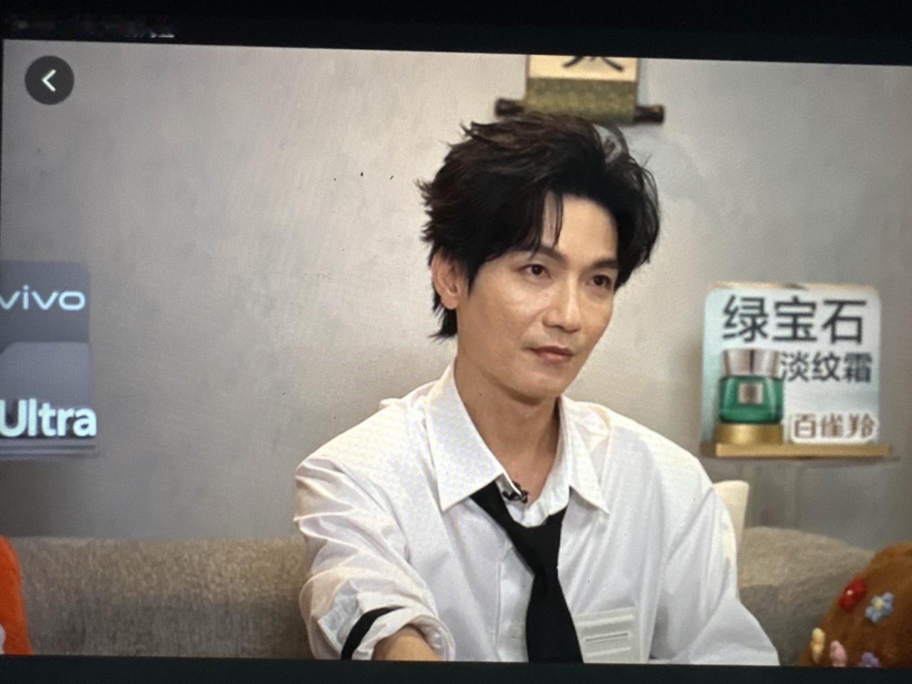 今晚的楚生果然是白衬衫打领带。
摇滚🎸生来了。
不知为啥，总感觉他有些疲惫，瘦