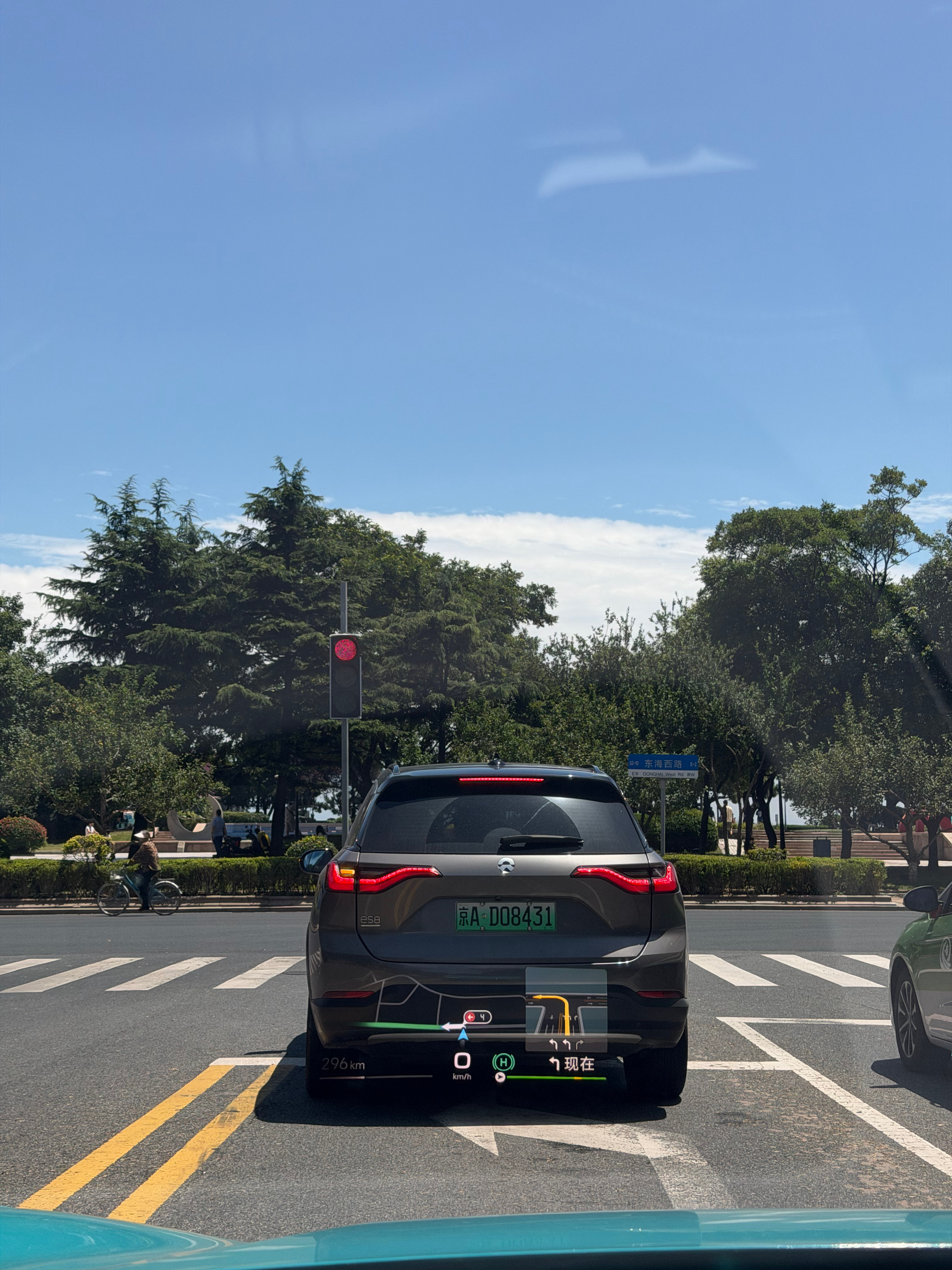 被确诊为：给点阳光就灿烂型人格因为今天中午刚从停车场出来被阳光刺了眼，然后又看到