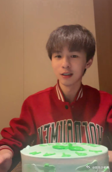 何浩楠直播给粉丝庆生 真的被何浩楠感动到，零点就给禾苗送生日祝福，还专门开直播陪