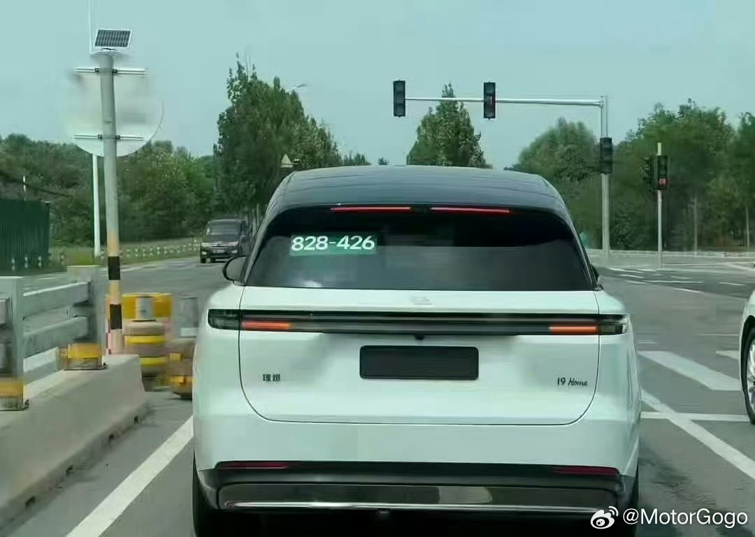 理想 i9 Home 无伪装的图就露出了？看样子应该是在顺义理想总部附近。大v聊