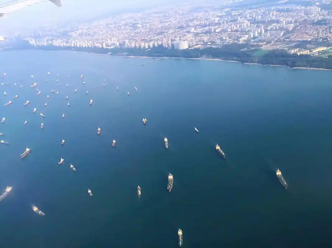 伊朗在霍尔木兹海峡开征通行费的风刚吹起来，印尼那边就有人动心了。

印尼财政部长