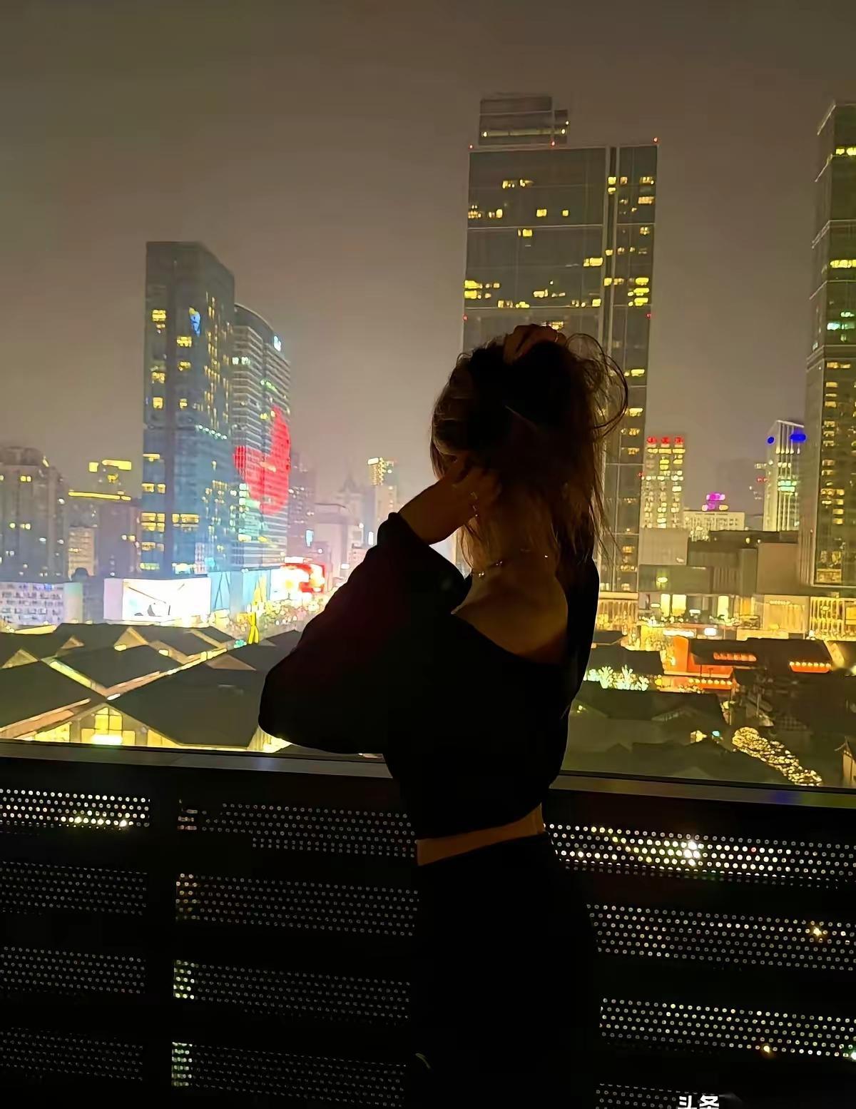 高楼映月影，夜色入诗行。