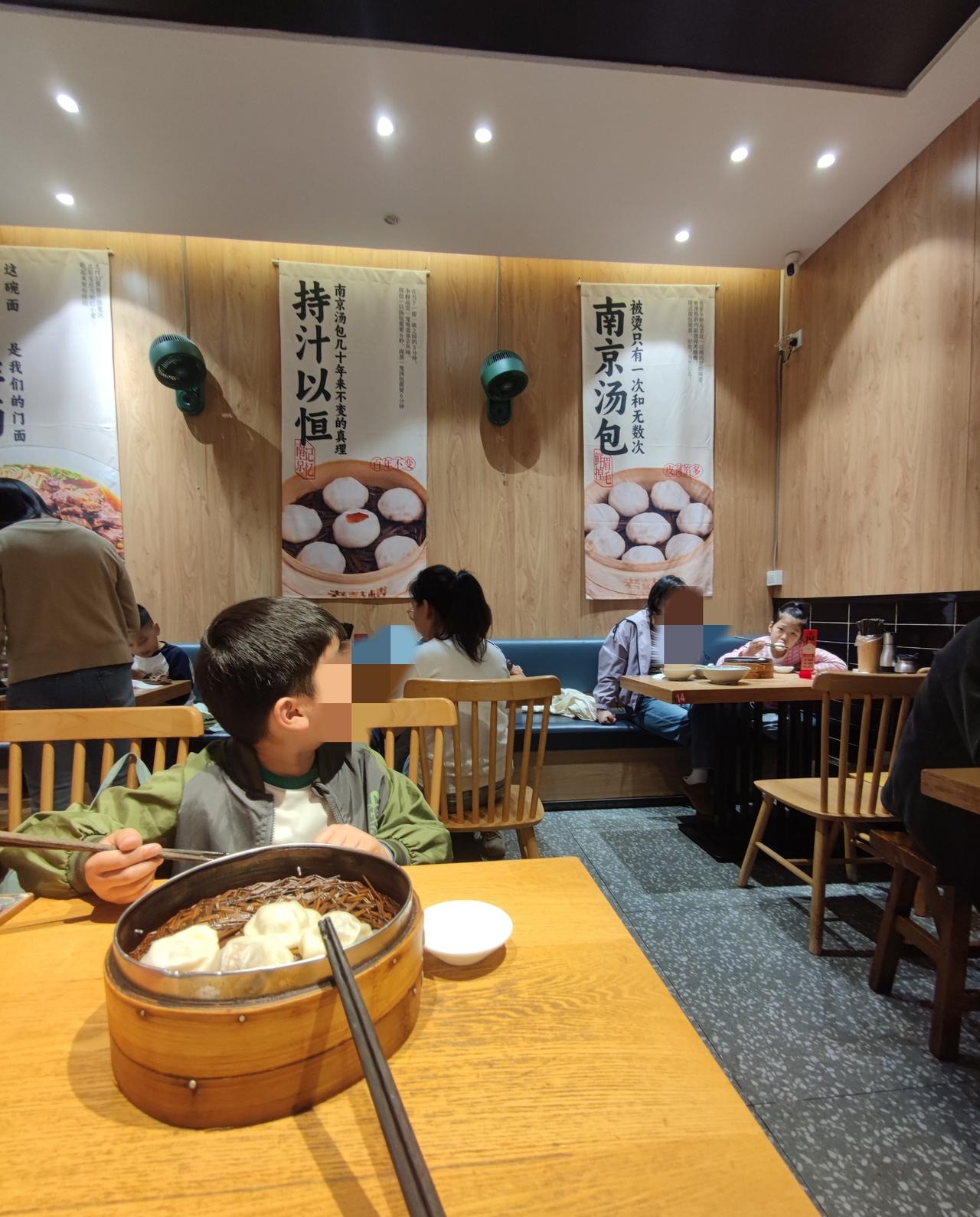 小外孙说：“这家的汤包没有以前好吃了，感觉没有那么鲜了。”

小外孙家门口有家开
