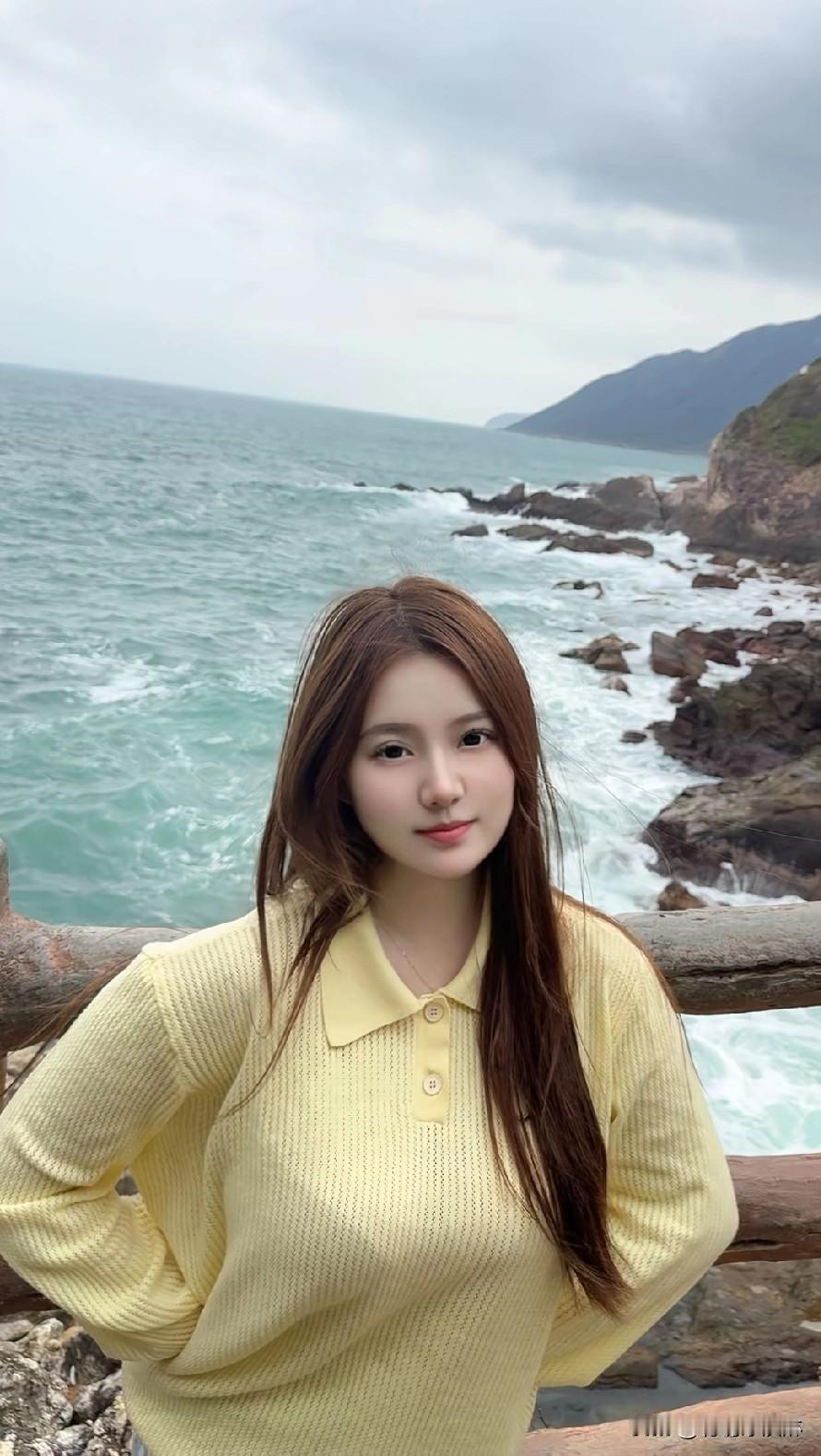 海边漫步，温柔的海风轻拂发梢，阳光洒满心间。