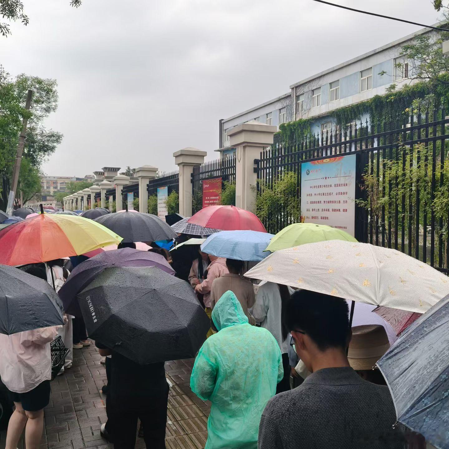 雨中踏点看考场，明天正式迎战中考。辛苦所有考生与家长，九年寒窗，中考是少年成长路