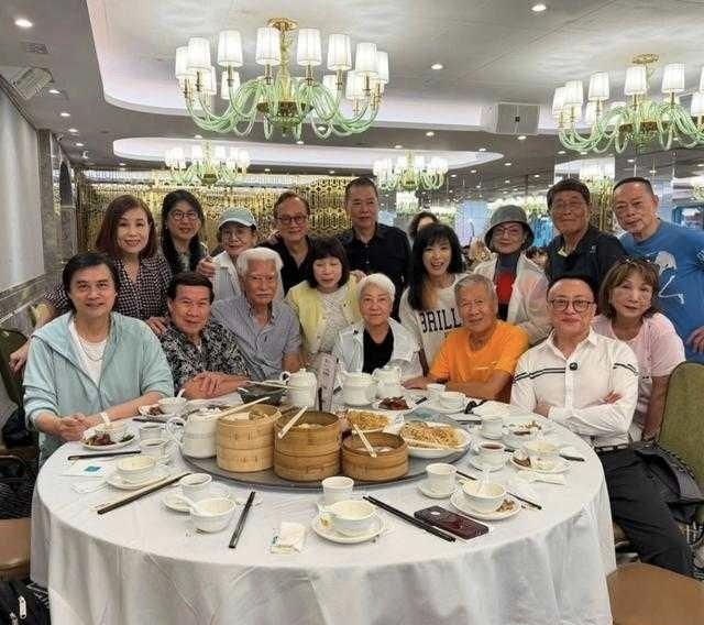 81岁高雄返港办茶会，米雪白彪一众老牌戏骨罕见同框
81岁港星高雄专程从加拿大返