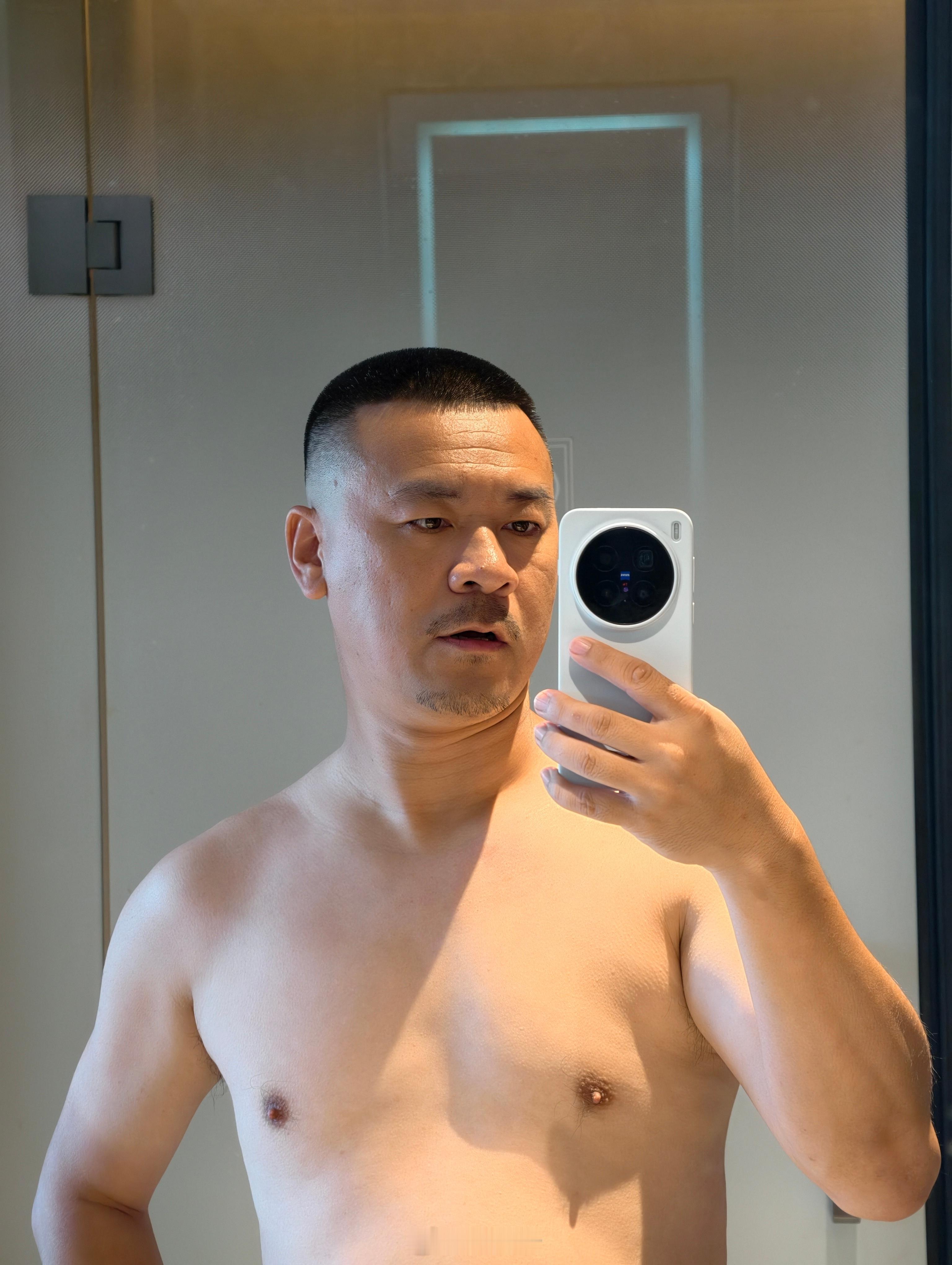 今天理发体验巨差。❤️我说理圆寸。两边剃掉，要圆一点。理发师说你就告诉我圆寸就行