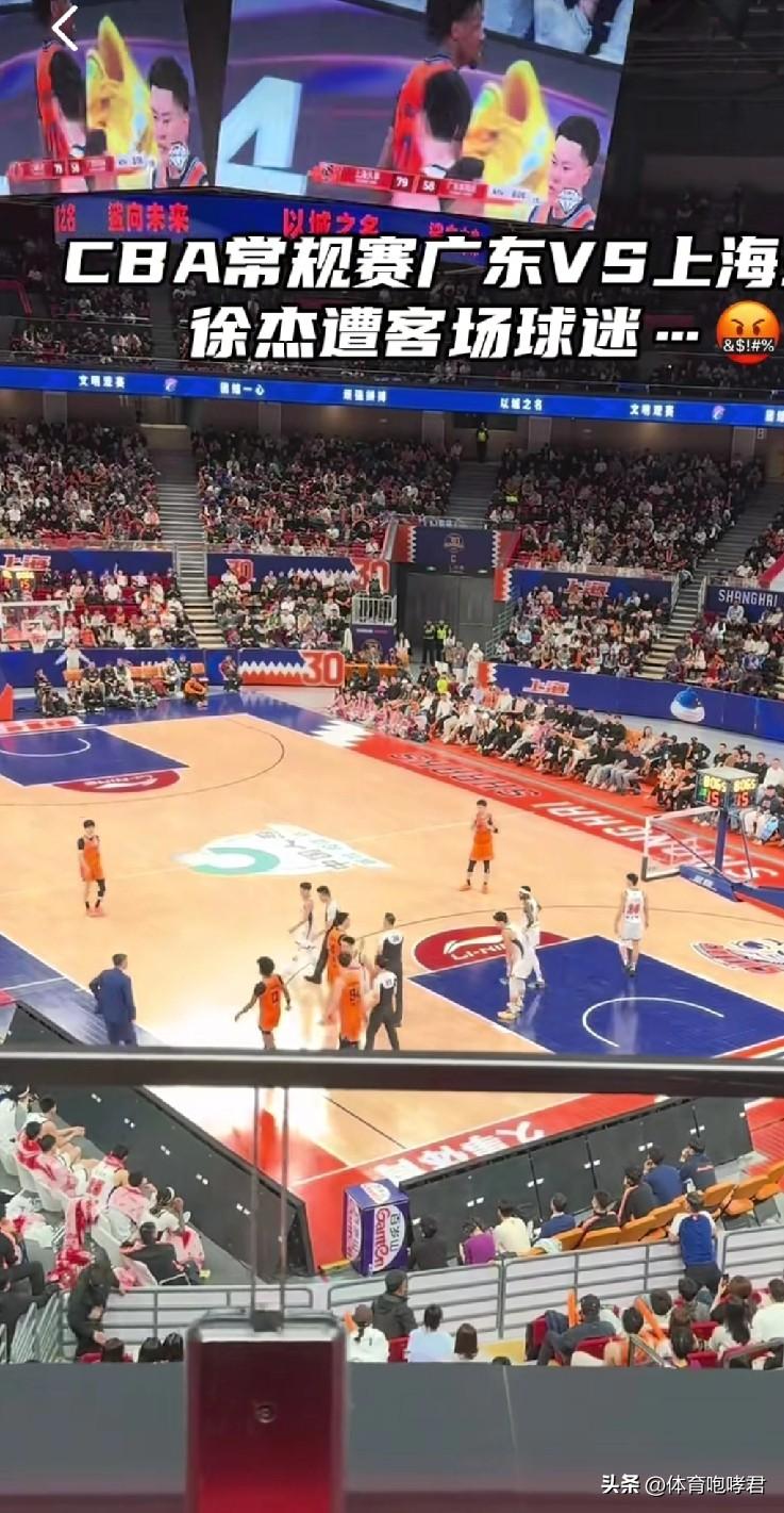 上海男篮主场或被追罚！
广东男篮与上海男篮的比赛中，徐杰情绪非常激动，虽然裁判及