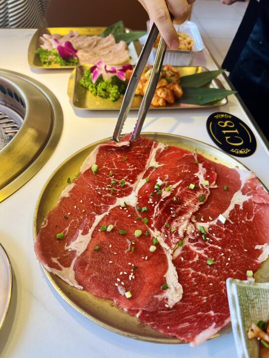 两个人吃饭感觉肉点多了，得吃不完打包