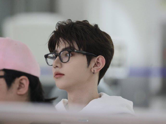 章昊今日机场出发路透黑框眼镜好嫩好可爱哇！起落平安[赢牛奶] ​​​