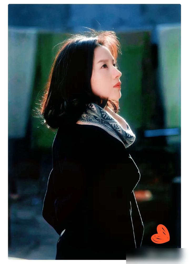 拦了11年，董洁终于把儿子“还”给潘粤明了。楼下看着17岁的顶顶把巨大行李箱推进